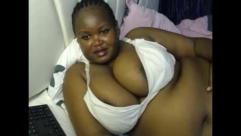 Snapshot of lunabloom01 chatting on February 11, 2026, 1:10 am lunabloom01 online show from February 11, 2026, 1:10 am