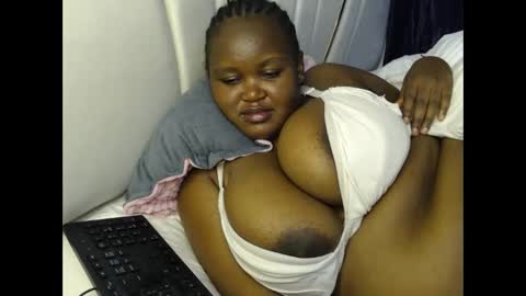 Snapshot of lunabloom01 chatting on February 11, 2026, 1:16 pm lunabloom01 online show from February 11, 2026, 1:16 pm