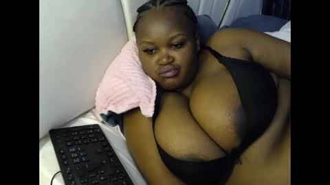 Snapshot of lunabloom01 chatting on February 17, 2026, 10:27 pm lunabloom01 online show from February 17, 2026, 10:27 pm