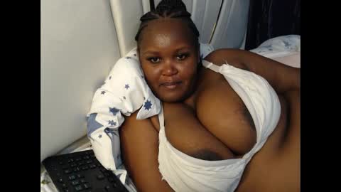 Snapshot of lunabloom01 chatting on February 20, 2026, 12:29 am lunabloom01 online show from February 20, 2026, 12:29 am