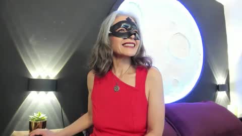 lunamisteriosa_ online show from November 10, 2025, 11:42 am