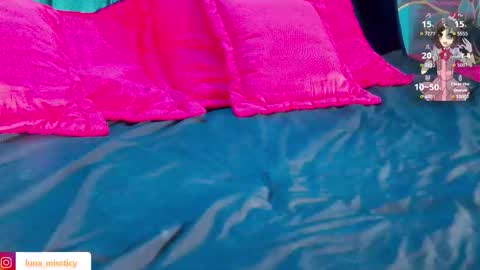 Luna online show from October 7, 2025, 8:39 pm