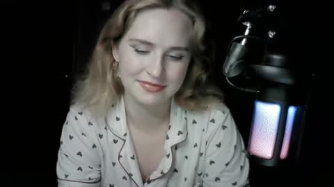 lunamystique_ online show from October 6, 2025, 8:39 pm