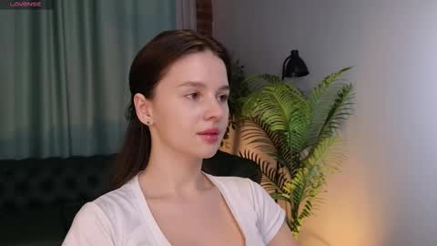 lunaolivia_ online show from November 7, 2025, 1:22 pm