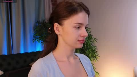 lunaolivia_ online show from November 24, 2025, 12:38 pm