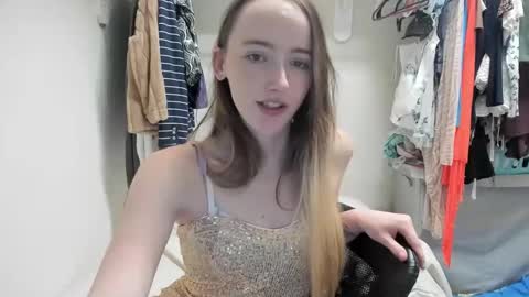 lunapixie2020 online show from December 27, 2024, 2:36 am