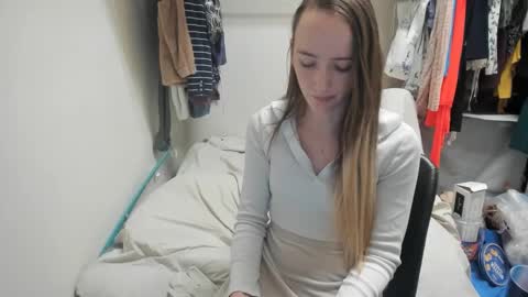 lunapixie2020 online show from December 30, 2024, 9:59 am