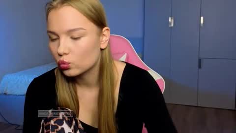 Snapshot of lunar_flare chatting on November 7, 2025, 12:05 pm Luna online show from November 7, 2025, 12:05 pm