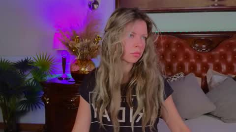 Luna Rishi online show from November 10, 2025, 6:01 am