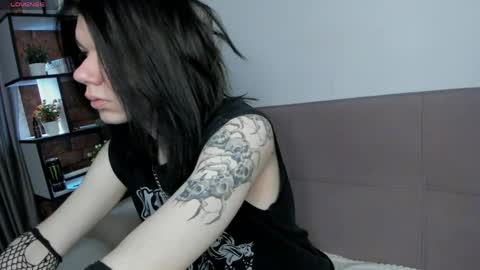 Snapshot of lunaroffset chatting on May 5, 2026, 5:48 am Matthew online show from May 5, 2026, 5:48 am