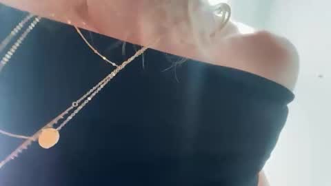 lunarose17 online show from February 18, 2026, 8:38 pm