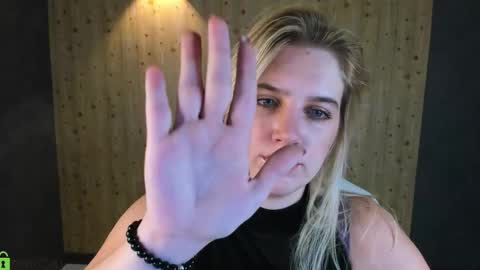 Snapshot of lunasshine chatting on February 9, 2026, 4:05 am LunasShine online show from February 9, 2026, 4:05 am