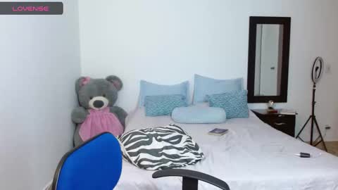 lunayois02 online show from January 24, 2025, 1:45 am