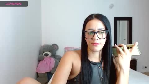 lunayois02 online show from February 6, 2025, 12:54 am