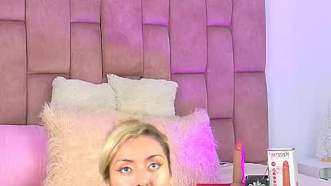 lunitadiva online show from November 28, 2025, 2:42 pm