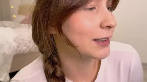 lunoria online show from December 18, 2025, 11:00 pm