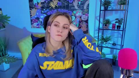 Snapshot of luxrayi chatting on February 20, 2025, 9:31 pm Ray online show from February 20, 2025, 9:31 pm