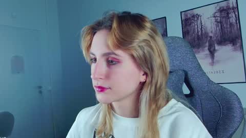 Snapshot of luxrayi chatting on February 22, 2025, 6:08 pm Ray online show from February 22, 2025, 6:08 pm