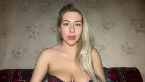 Snapshot of luxsonyastar chatting on December 15, 2025, 12:53 pm LuxSonyaStar online show from December 15, 2025, 12:53 pm