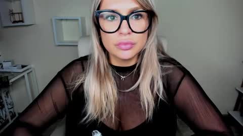 Snapshot of luxxx_diana chatting on December 10, 2024, 10:06 am Diana online show from December 10, 2024, 10:06 am