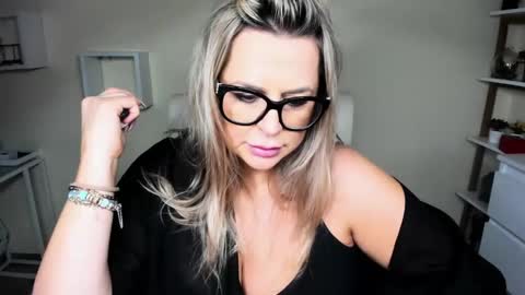 Snapshot of luxxx_diana chatting on December 13, 2024, 6:53 am Diana online show from December 13, 2024, 6:53 am