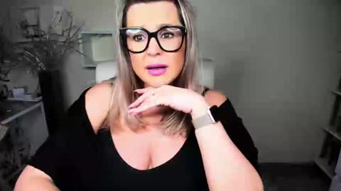 Snapshot of luxxx_diana chatting on December 14, 2024, 1:49 pm Diana online show from December 14, 2024, 1:49 pm