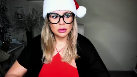 Snapshot of luxxx_diana chatting on December 17, 2024, 7:18 am Diana online show from December 17, 2024, 7:18 am