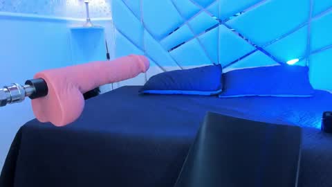 Lyen Rae  online show from March 22, 2026, 4:05 am