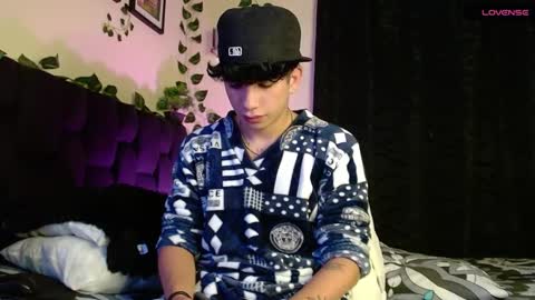 Lyle Bennett Freelance Model online show from February 17, 2025, 12:59 pm