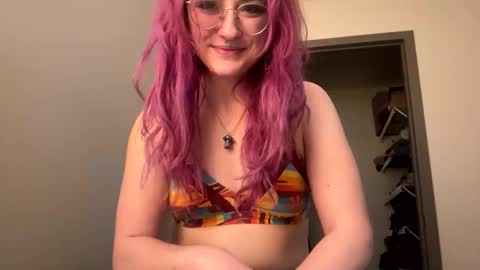 Snapshot of lynnkitten69000 chatting on December 21, 2025, 11:23 pm Lynn online show from December 21, 2025, 11:23 pm