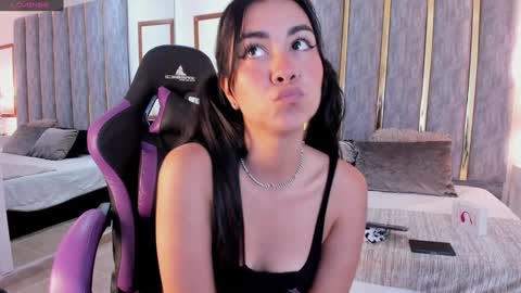 Lizzy smith  online show from February 5, 2025, 11:50 pm