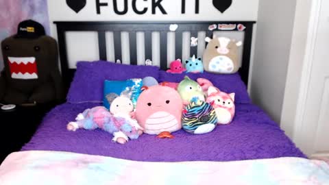 Mackenzie Wolfe online show from November 21, 2025, 4:22 am