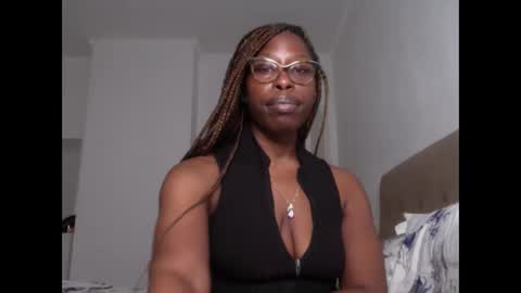 Snapshot of madamindigo chatting on February 16, 2025, 10:43 pm YourMadamIndigo online show from February 16, 2025, 10:43 pm