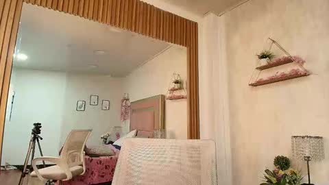madhison_5 online show from June 5, 2026, 11:38 am