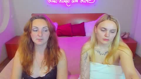 Lili and Bella online show from November 4, 2025, 7:02 pm