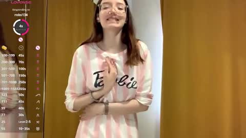 Elina online show from October 22, 2025, 8:03 am