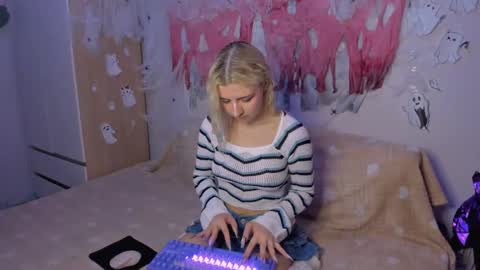 Your kitty online show from December 7, 2024, 2:57 pm