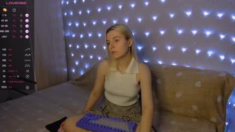 Your kitty online show from December 25, 2024, 3:28 pm