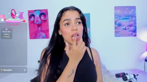 mai  online show from September 25, 2025, 7:17 pm