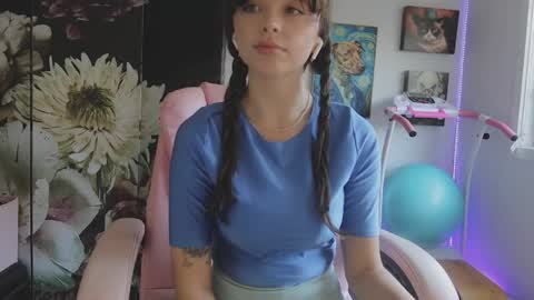 Snapshot of makiyahbelle2 chatting on April 15, 2026, 5:25 am MakiyahBelle online show from April 15, 2026, 5:25 am