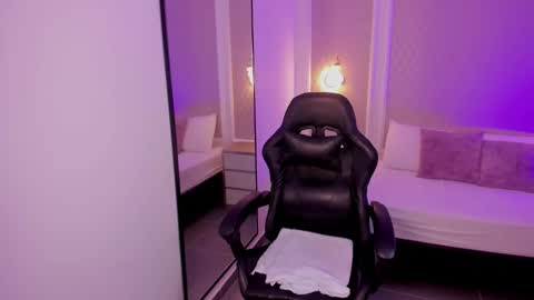 M A L U online show from December 20, 2025, 2:29 am