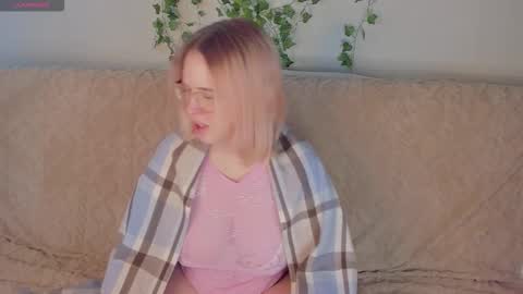 manic_pixie_ online show from September 28, 2025, 2:00 pm