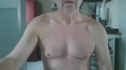 Snapshot of manngrossbite chatting on January 6, 2025, 9:08 am manngrossbite online show from January 6, 2025, 9:08 am