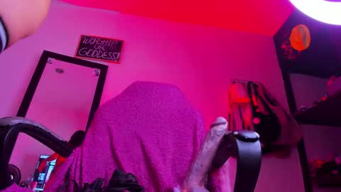 manuevans10 online show from March 4, 2025, 1:59 pm