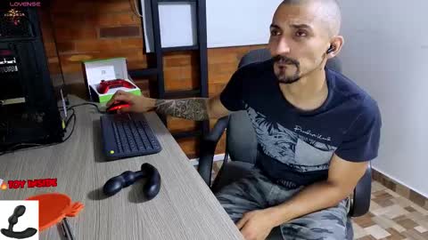 Marck  Independent model  online show from December 17, 2025, 2:17 am