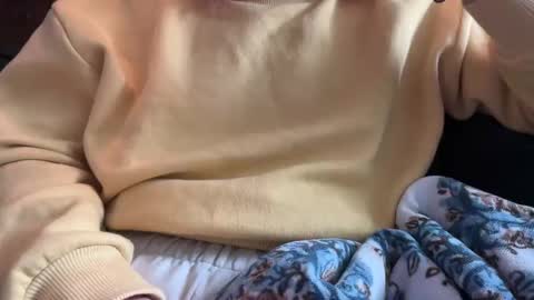 Elle online show from December 14, 2025, 4:23 pm