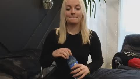 margot_robbie7 online show from March 6, 2025, 8:59 pm