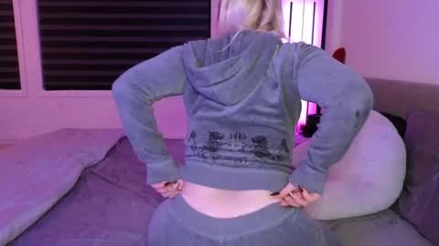 margot_robbie7 online show from October 16, 2025, 11:28 pm