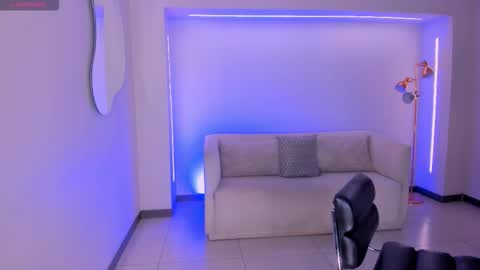 MARIA HERRERA  online show from September 26, 2025, 8:35 pm