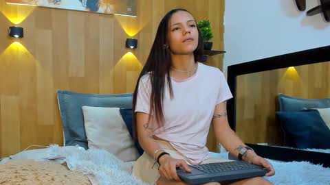 Mariana Angel online show from October 6, 2025, 7:00 pm